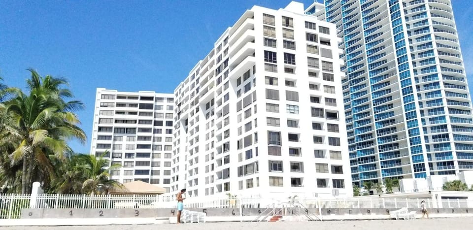 Oceanfront Luxury Escape Hollywood, FL Free Parking & No Resort Fees! Apartment in Hollywood Beach