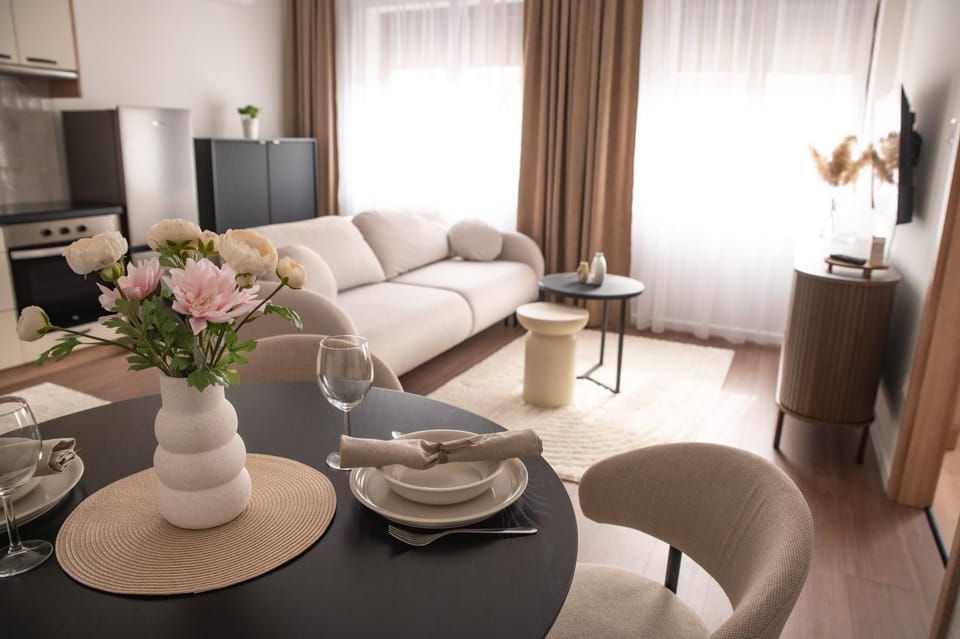 TV and multimedia, Kitchen or kitchenette, Living room, Photo of the whole room, Dining area