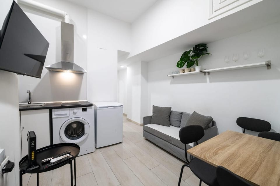 QGZ16 Piso 2 Dormitorios Chamberí Moncloa Apartment in Madrid