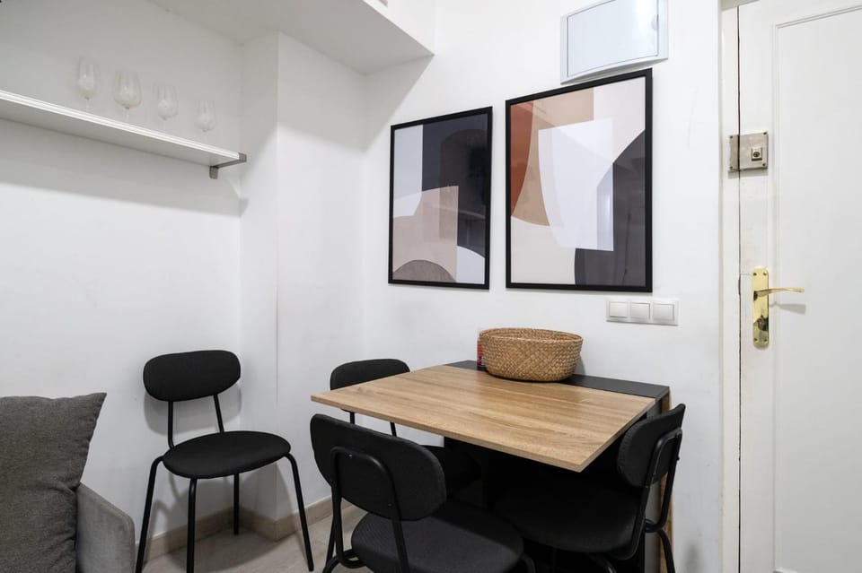 QGZ16 Piso 2 Dormitorios Chamberí Moncloa Apartment in Madrid