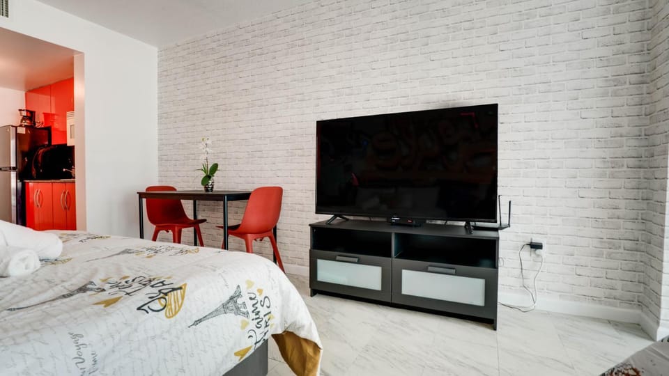 Bed, TV and multimedia, Dining area