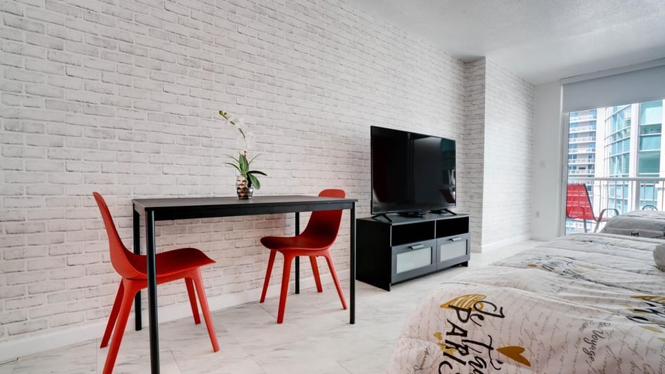 Bed, TV and multimedia, Seating area, Dining area