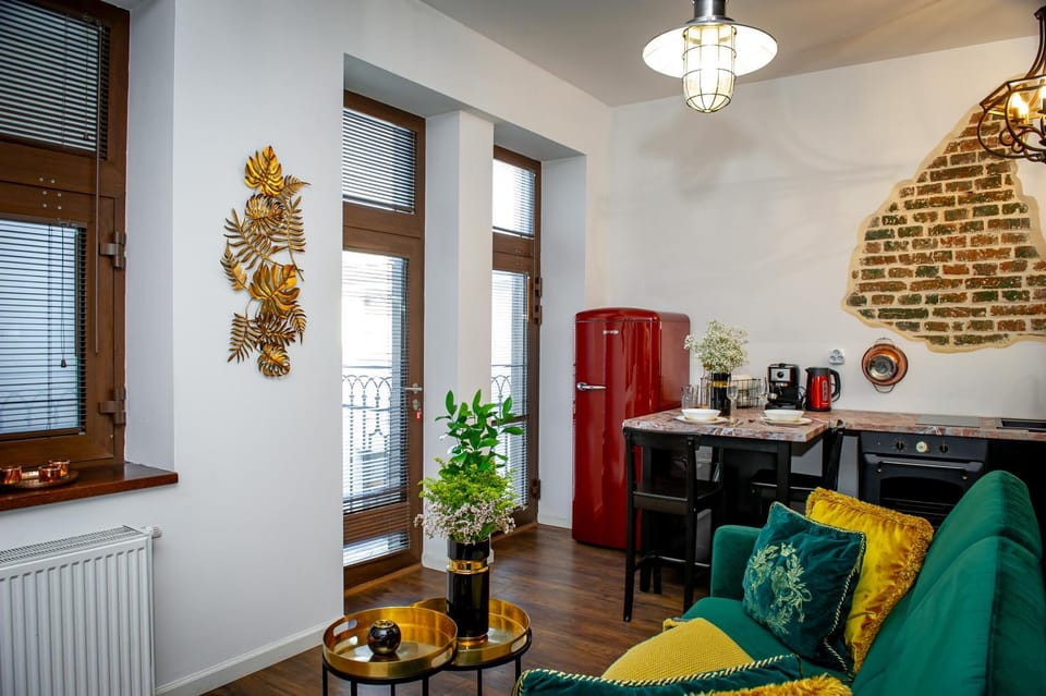 Coffee/tea facilities, Kitchen or kitchenette, Living room, Seating area, Dining area