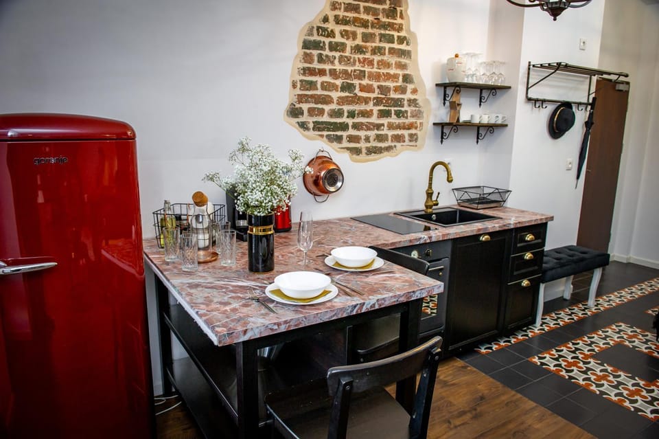 Coffee/tea facilities, Kitchen or kitchenette, Food and drinks, Dining area, Food, oven