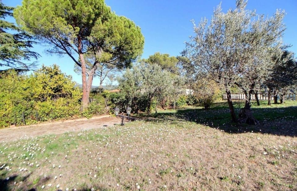 Villa au calme piscine et pétanque Villa in French Riviera