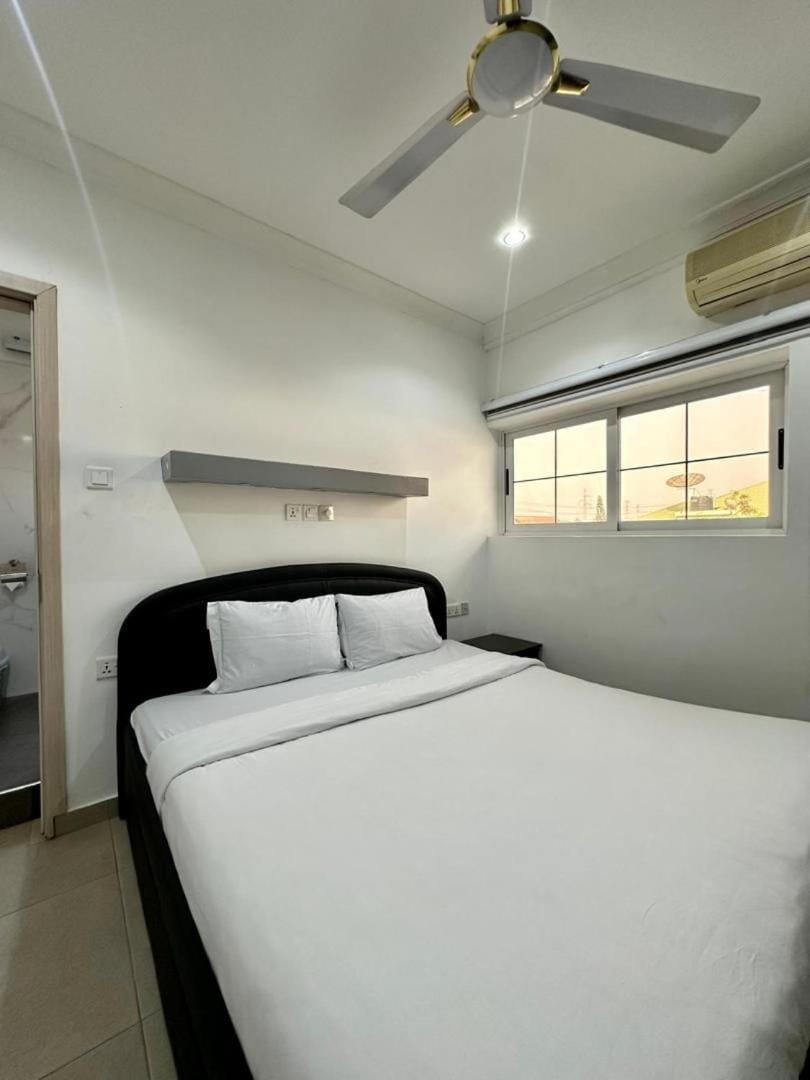 Deluxe Balcony Room in East Legon with Free Breakfast & Gym Access Hotel in Accra