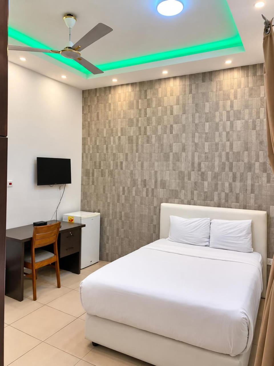 Golden Crystal Hotel in East Legon - Free Breakfast & Gym Access Hotel in Accra