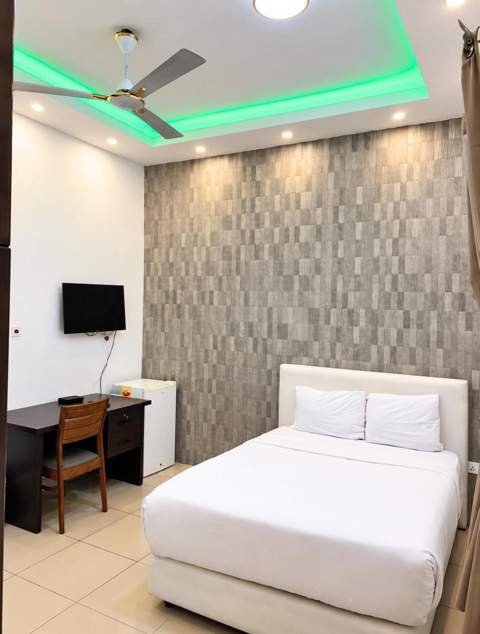 Golden Crystal Hotel in East Legon - Free Breakfast & Gym Access Hotel in Accra