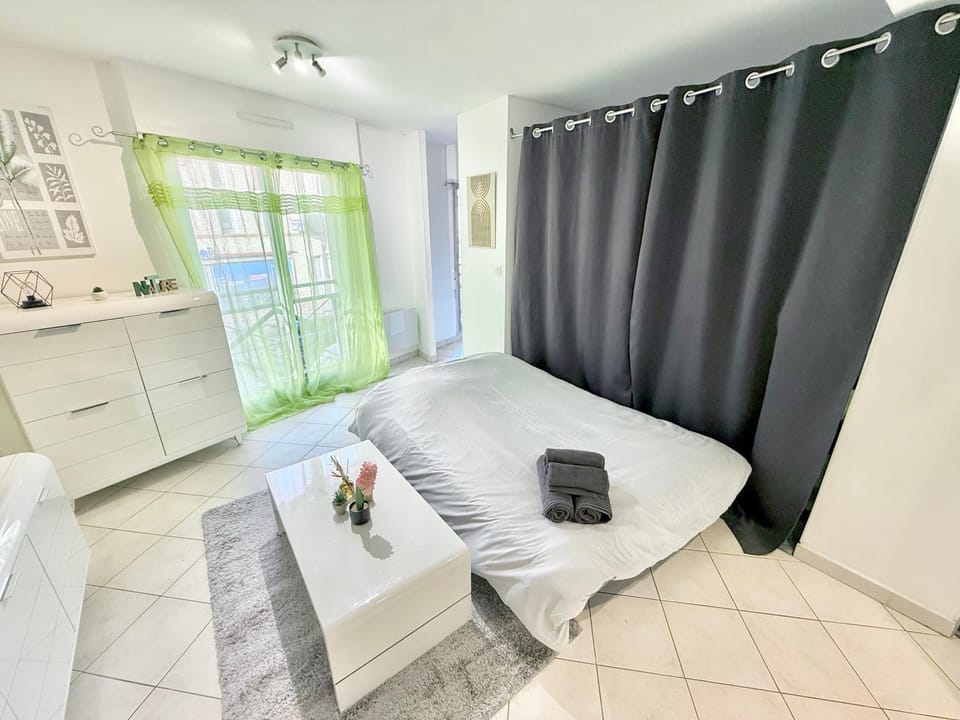 Bed, Living room