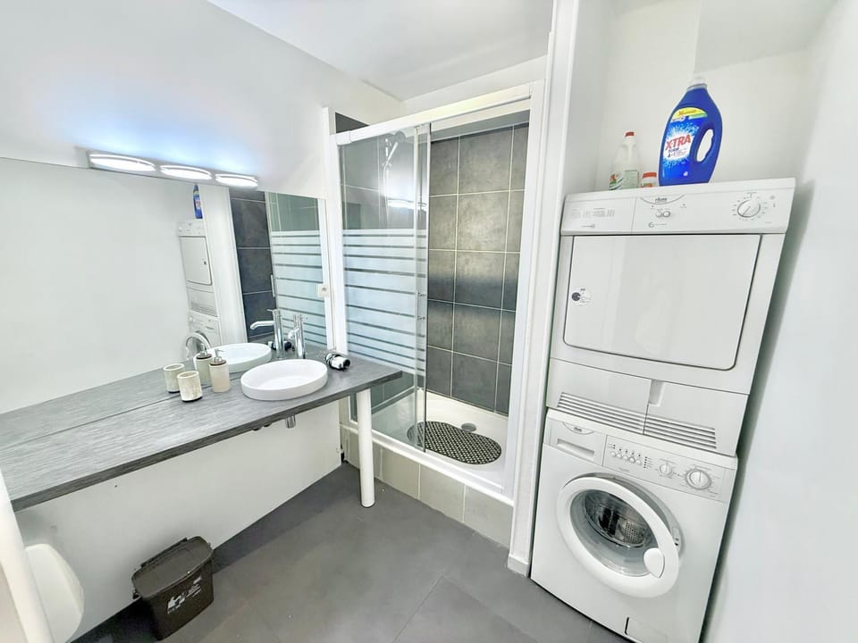 Bathroom, washing machine