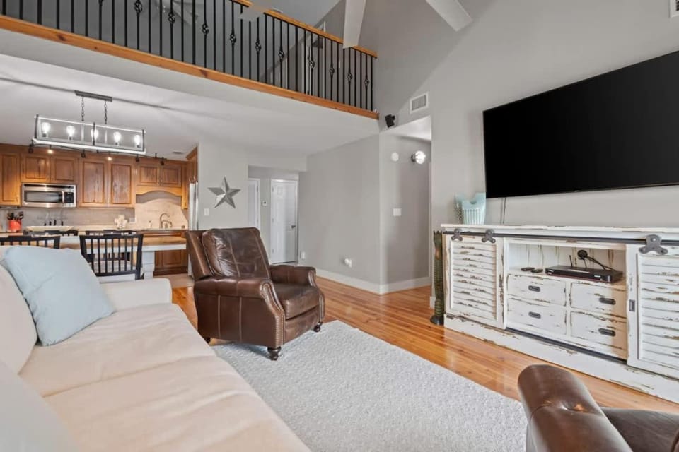 Waterfront condo Boat Slip Nearby Beach Sleeps 8 House in Orange Beach