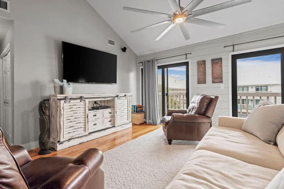 Waterfront condo Boat Slip Nearby Beach Sleeps 8 House in Orange Beach
