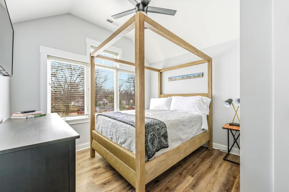 Rowen Tree Queen Room Bed and Breakfast in Charlotte