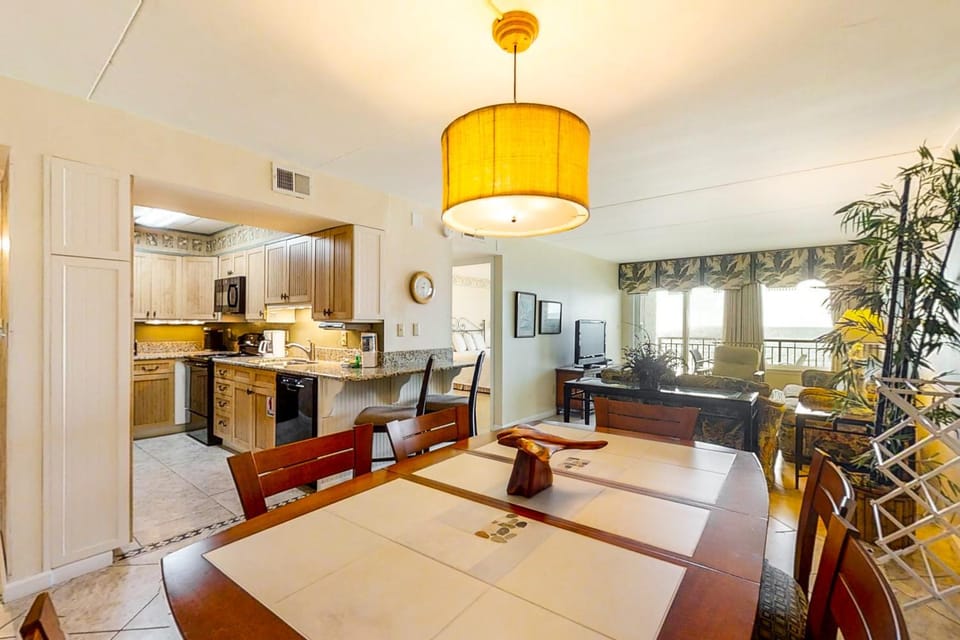 4th-floor open airy condo with Gulf Views- close to dining House in Okaloosa Island