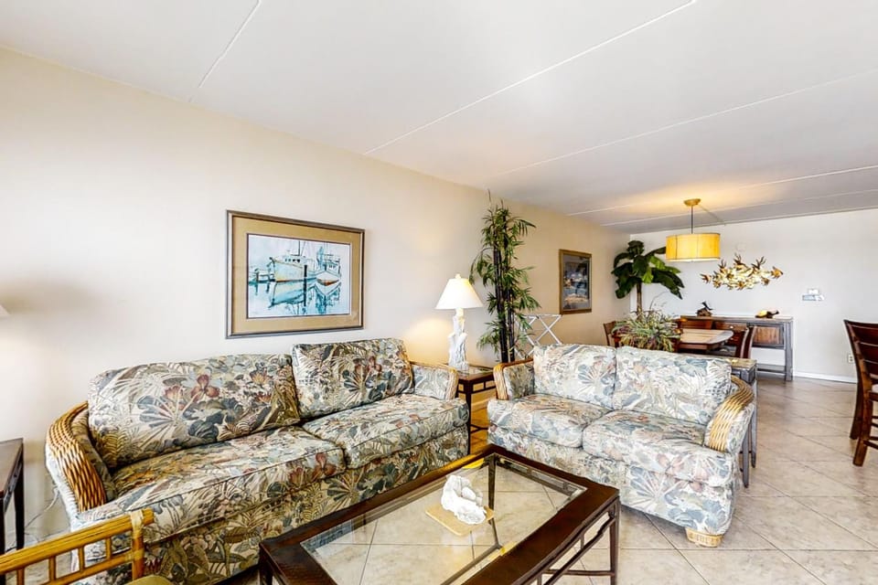 4th-floor open airy condo with Gulf Views- close to dining House in Okaloosa Island