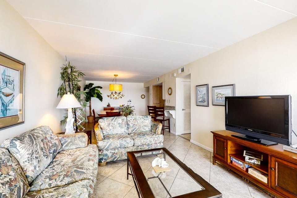 4th-floor open airy condo with Gulf Views- close to dining House in Okaloosa Island