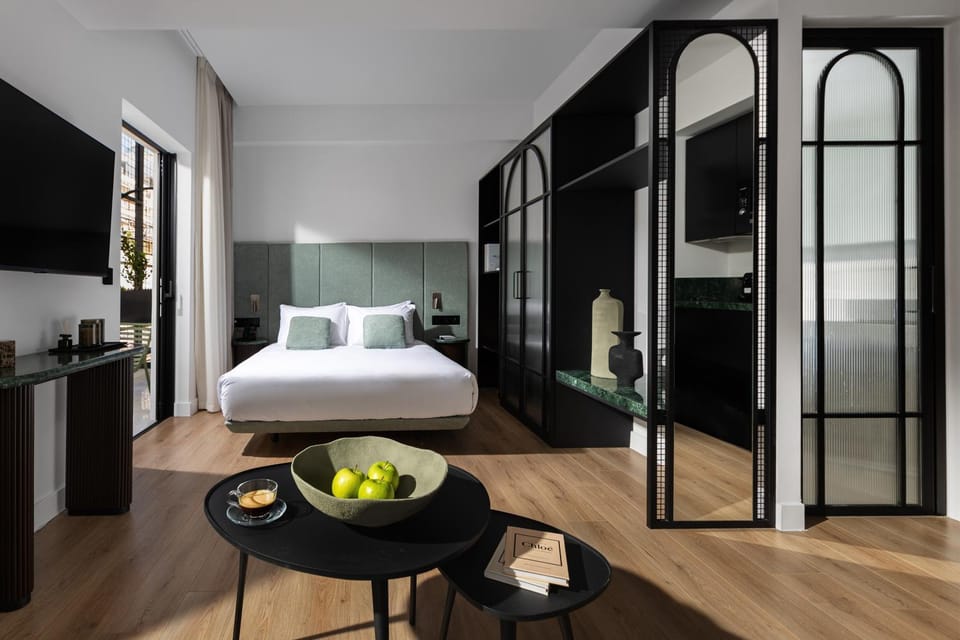 Bed, TV and multimedia, wardrobe