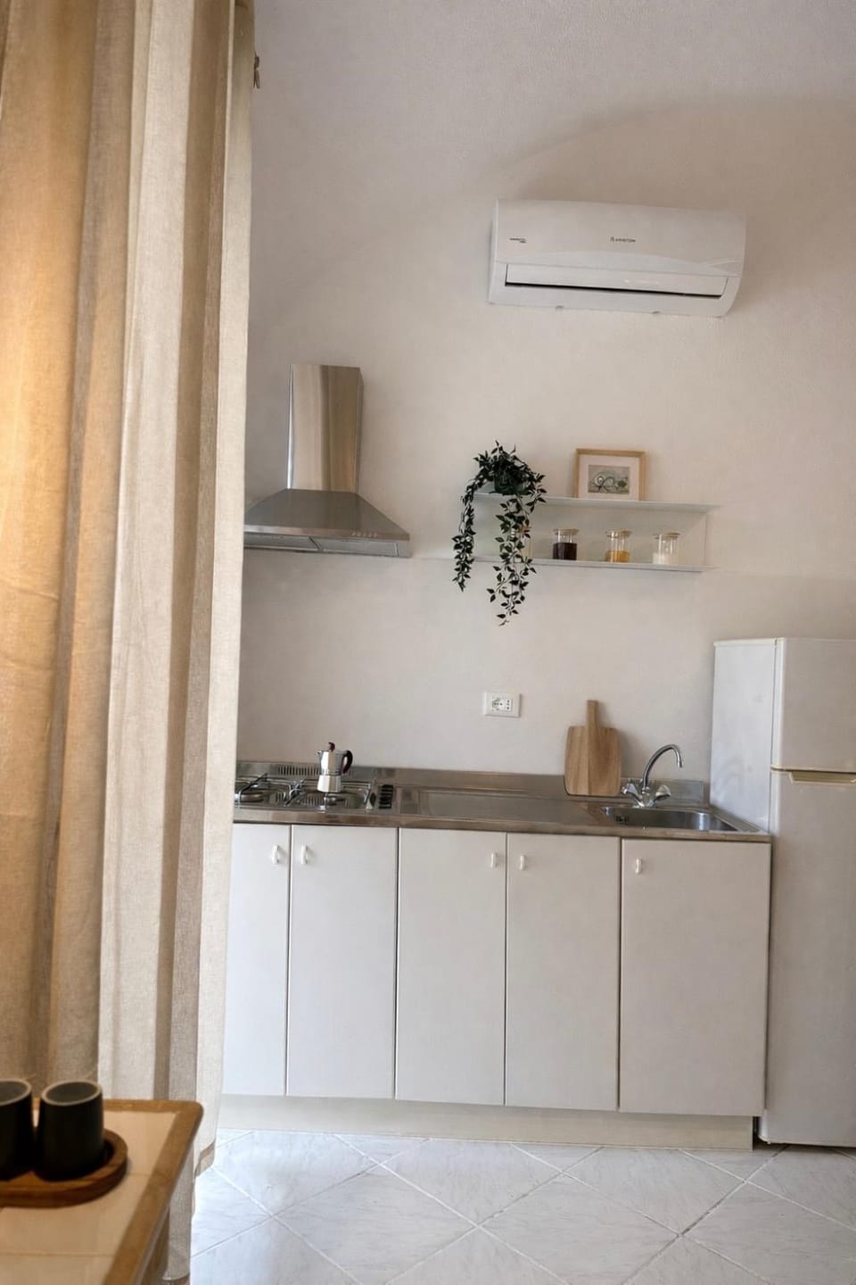 Kitchen or kitchenette, air conditioner