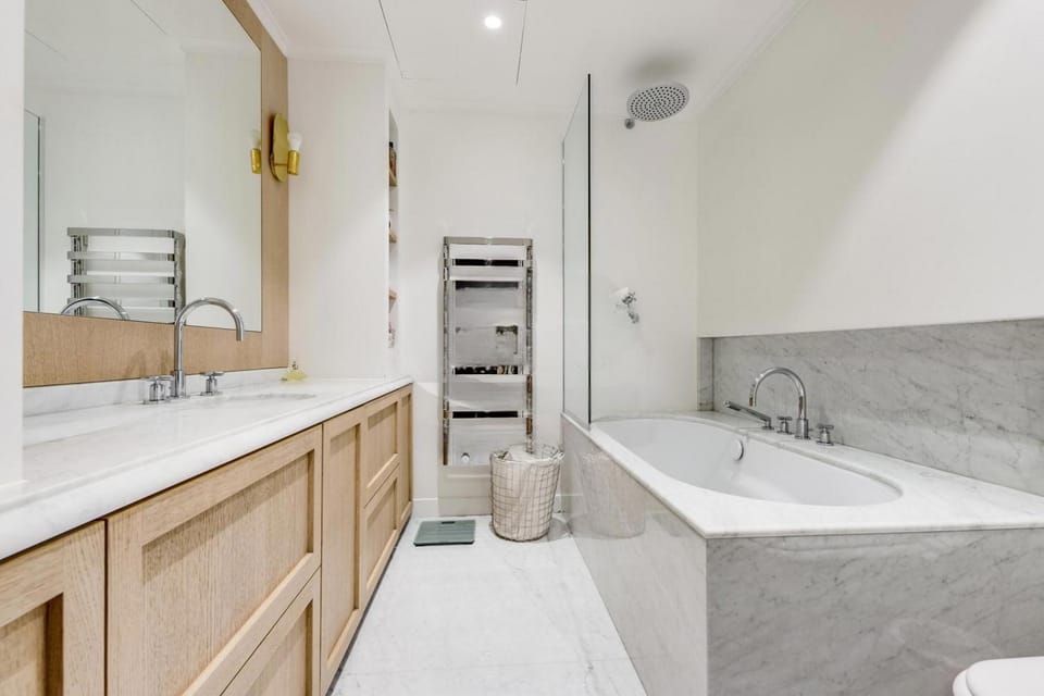 Metz29 The Parisian Perch Eiffel Tower View Bed and Breakfast in Levallois-Perret