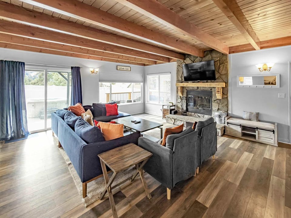 Bear Mesa Chalet W Hot Tub House in Big Bear