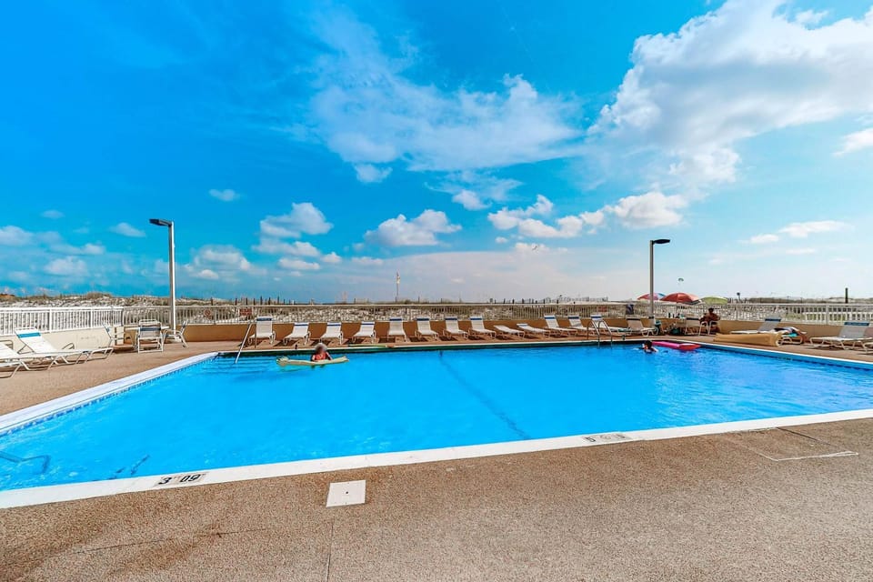 Gulf-Front Condo with Shared Outdoor Pool Private Balcony Incredible Views & WiFi House in West Beach
