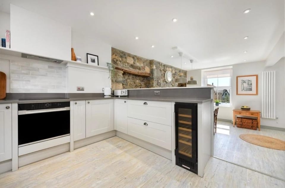 Kitchen or kitchenette, oven, stove