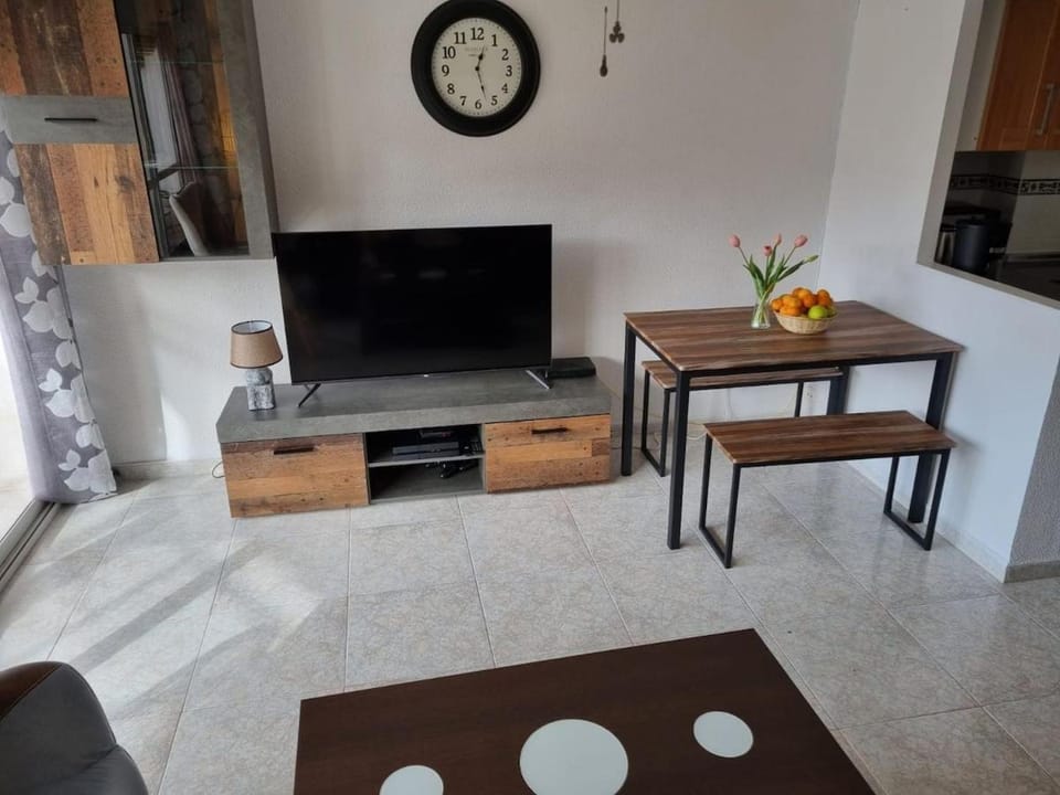 Communal lounge/ TV room, TV and multimedia, Seating area, Dining area