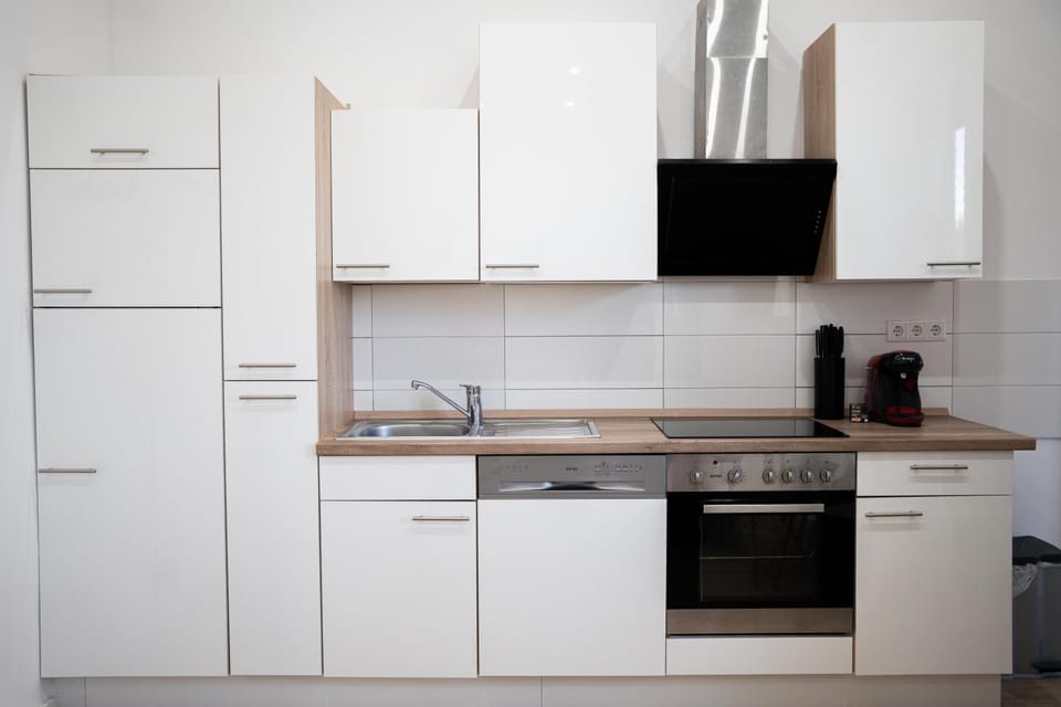 Kitchen or kitchenette, dishwasher, oven, kitchen