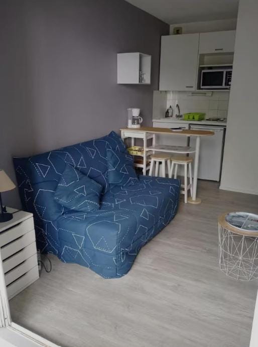 Kitchen or kitchenette, Living room, stove