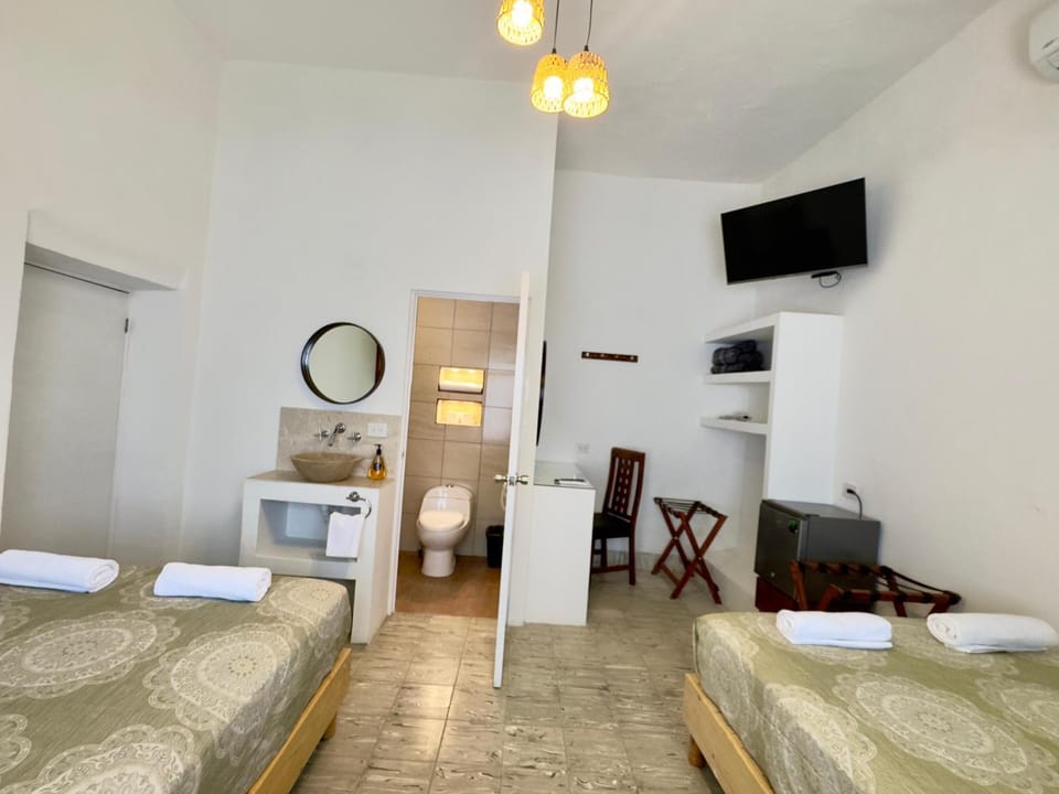 Bed, TV and multimedia, Living room, Photo of the whole room, Bedroom, towels