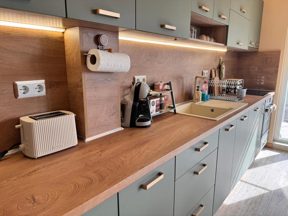 Coffee/tea facilities, Kitchen or kitchenette, dishwasher, stove, toaster