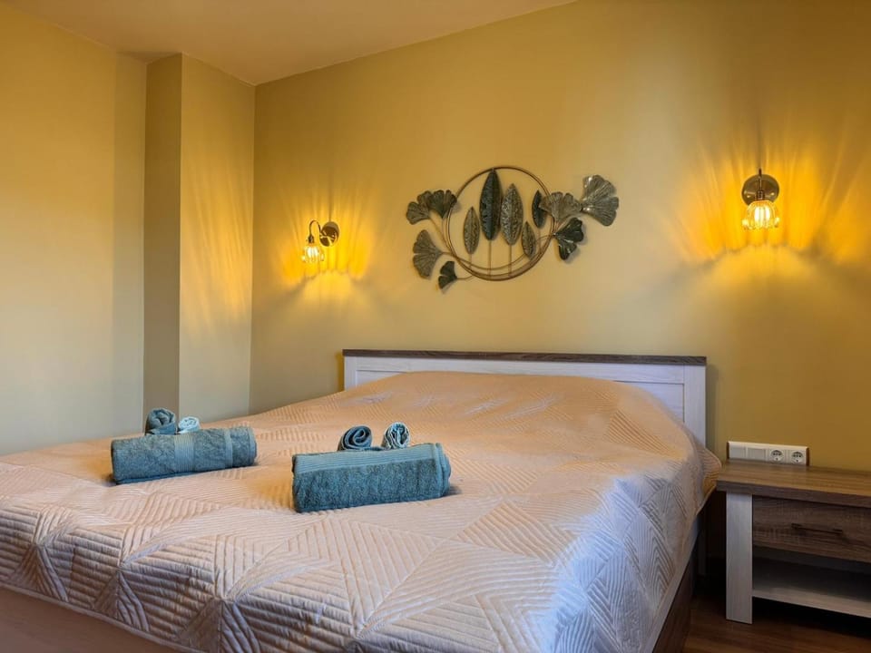 Bed, Photo of the whole room, Bedroom, towels