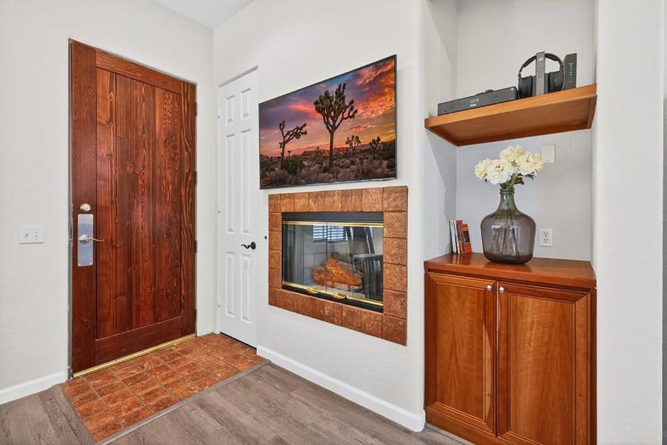 CLR112 Modern 1BD La Quinta Gem Walk to Old Town Apartment in Indian Wells