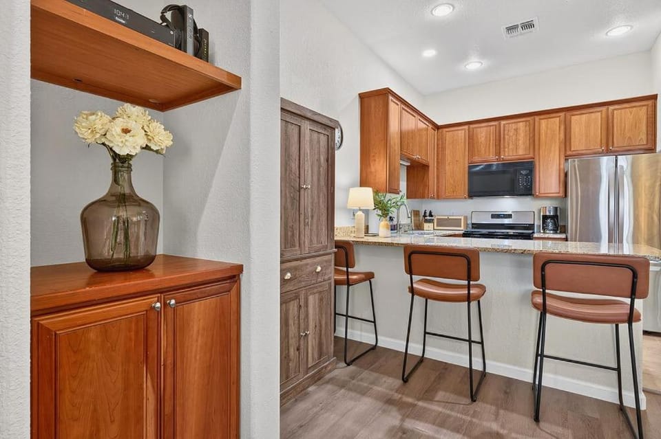 CLR112 Modern 1BD La Quinta Gem Walk to Old Town Apartment in Indian Wells
