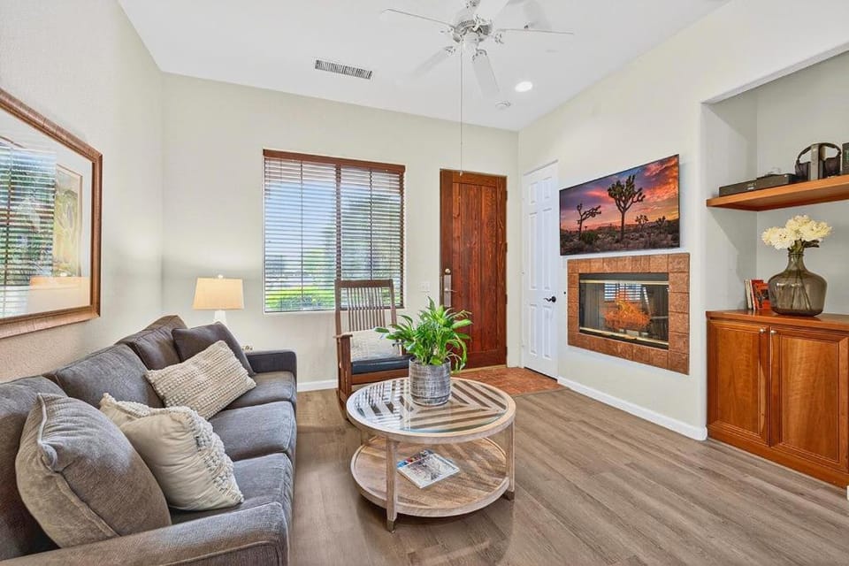 CLR112 Modern 1BD La Quinta Gem Walk to Old Town Apartment in Indian Wells