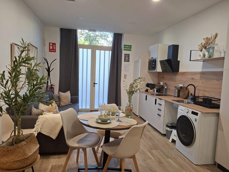 Kitchen or kitchenette, Living room, Seating area, Dining area
