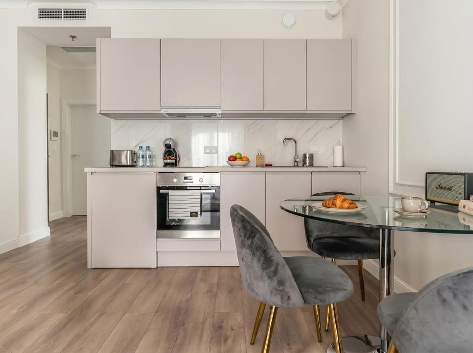 Coffee/tea facilities, Kitchen or kitchenette, Living room, Food and drinks, Seating area, Dining area, Food, dishwasher, minibar, oven, pet friendly, stove, toaster