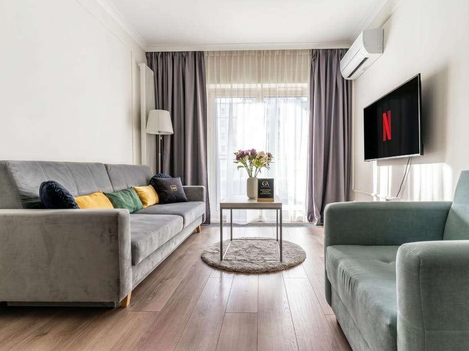 Communal lounge/ TV room, TV and multimedia, Living room, Seating area, Evening entertainment