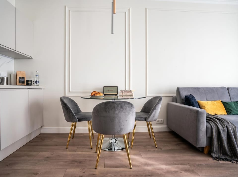 Kitchen or kitchenette, Living room, Seating area, Dining area