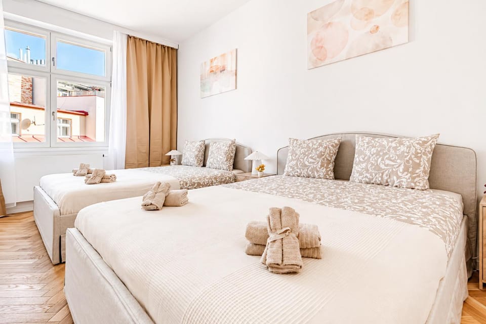 View (from property/room), Bedroom, City view, towels