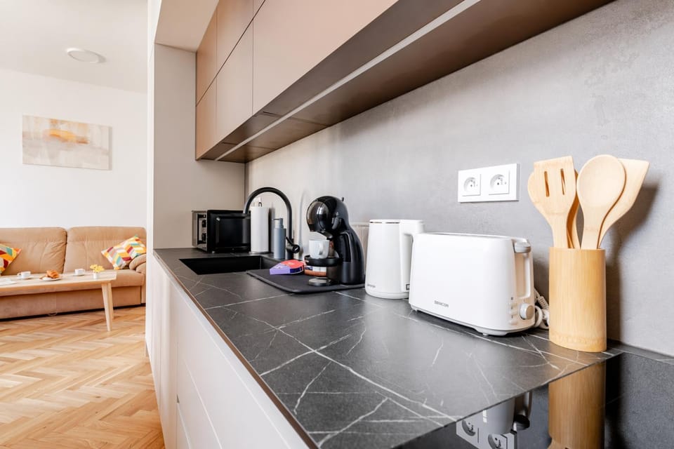 Coffee/tea facilities, dishwasher, microwave, toaster, kitchen