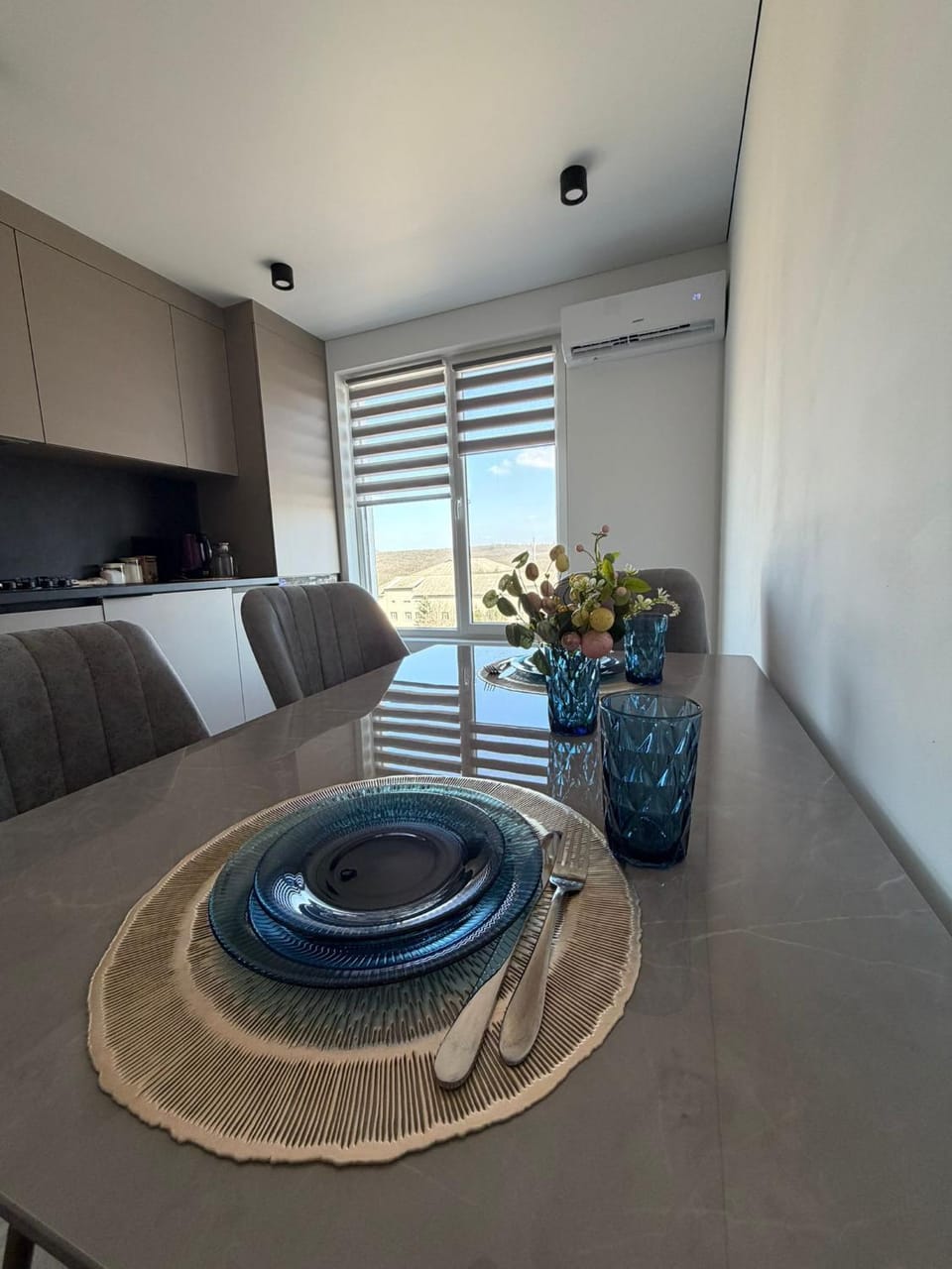 Kitchen or kitchenette, Dining area