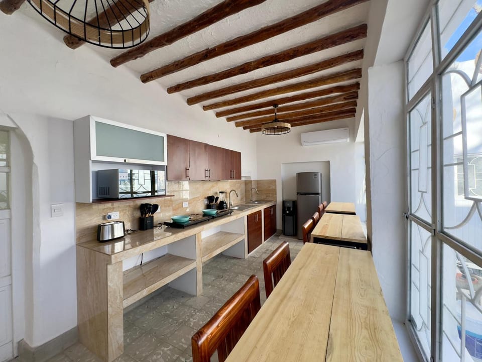 Coffee/tea facilities, Kitchen or kitchenette, Dining area, oven