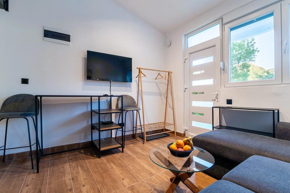 TV and multimedia, Seating area, Dining area