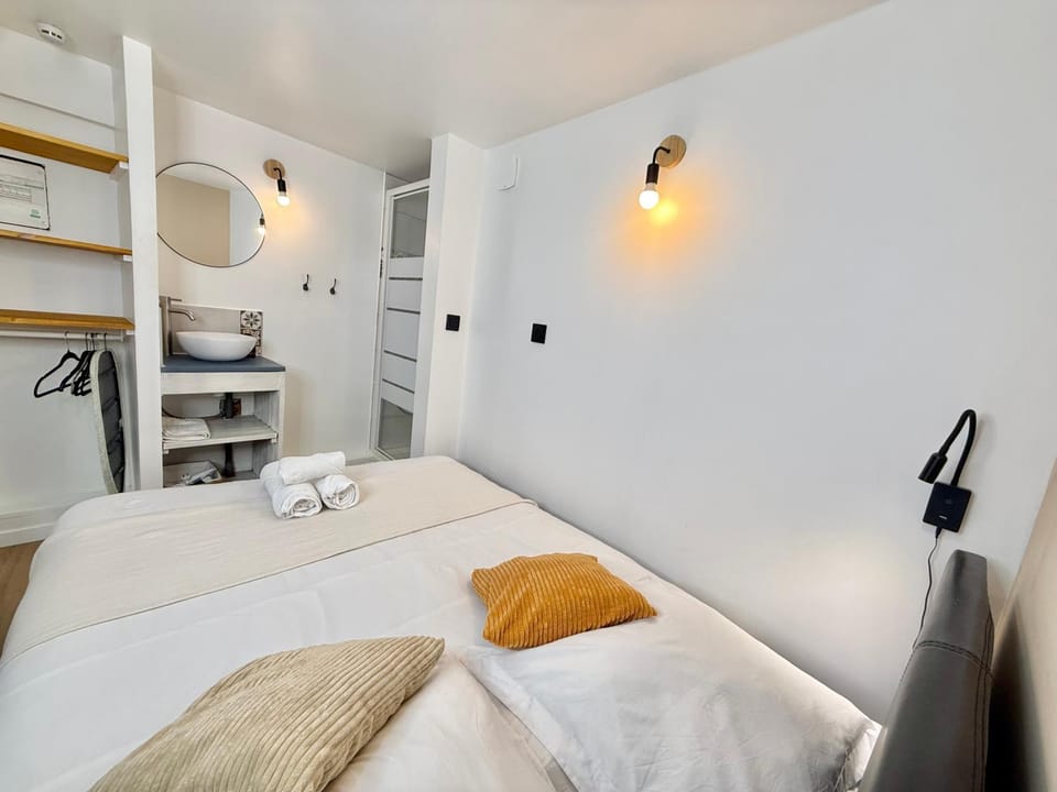 Bed, Photo of the whole room, Bedroom, towels