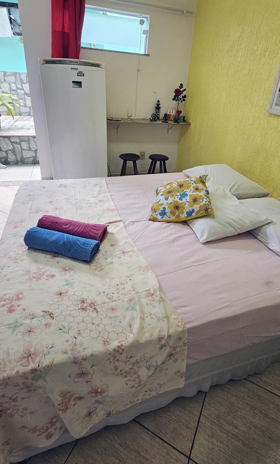 Photo of the whole room, Decorative detail, Bedroom, towels