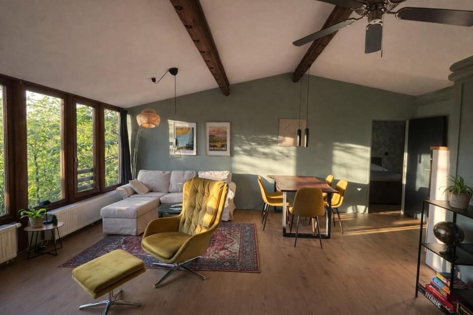 Baumhausfeeling im Wald nahe der Loreley House in Rhineland-Palatinate