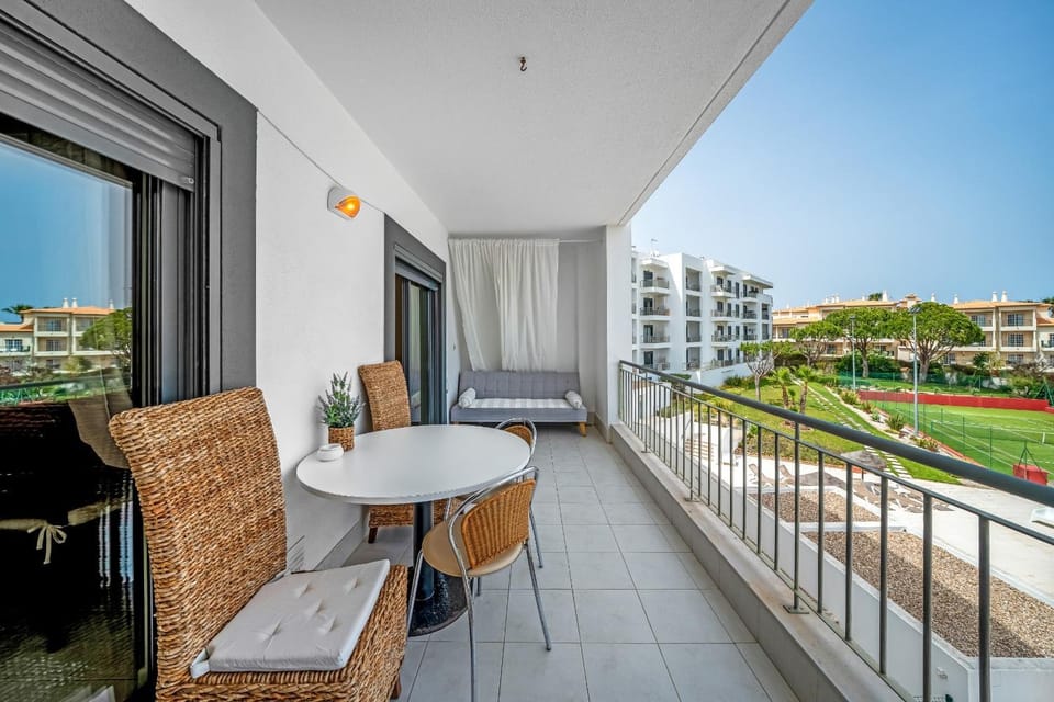 Sea&pool views terrace 1BDR, 500 m from the Golden Sands Apartment in Olhos de Água