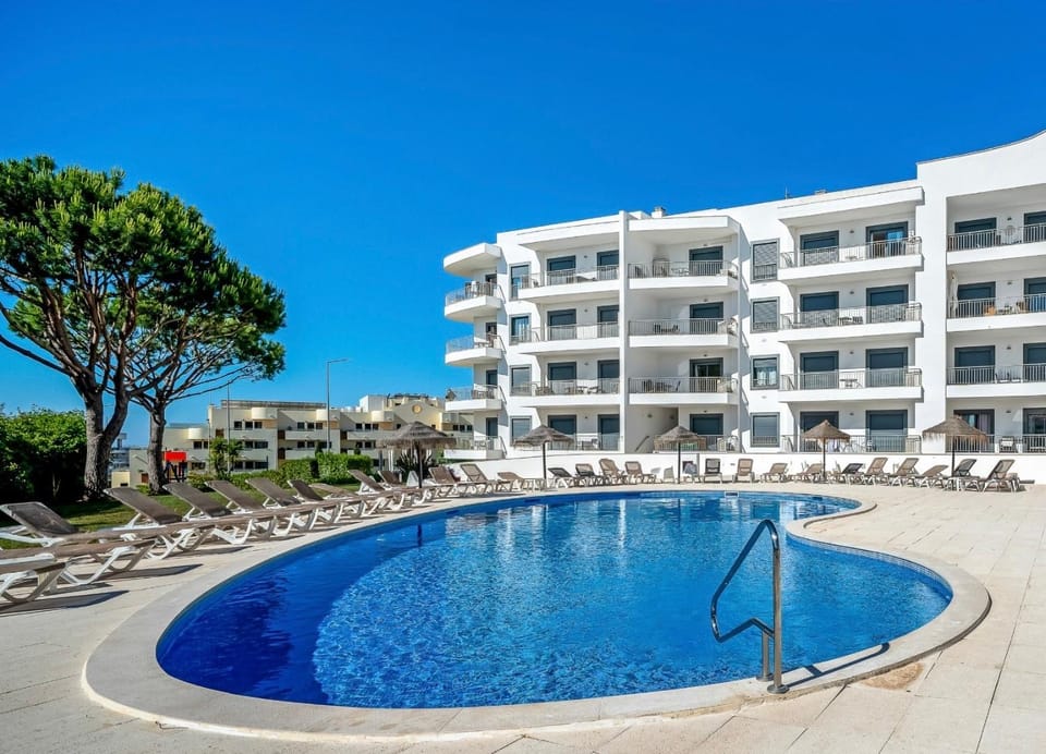 Sea&pool views terrace 1BDR, 500 m from the Golden Sands Apartment in Olhos de Água