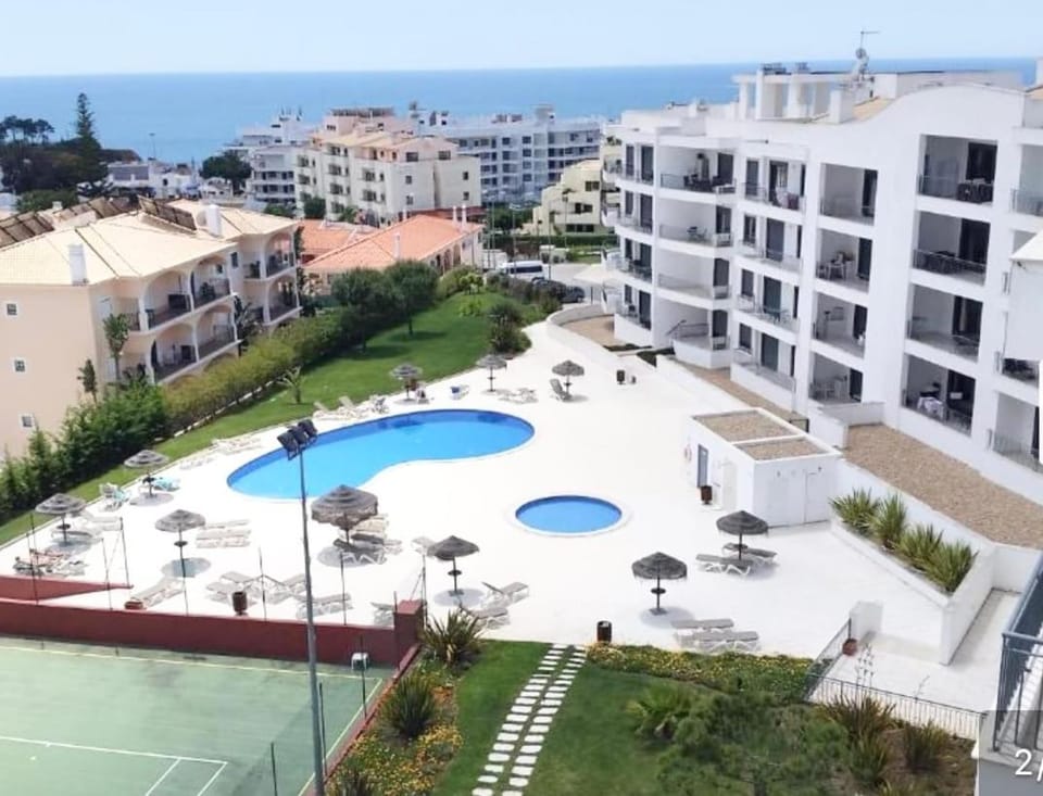 Sea&pool views terrace 1BDR, 500 m from the Golden Sands Apartment in Olhos de Água
